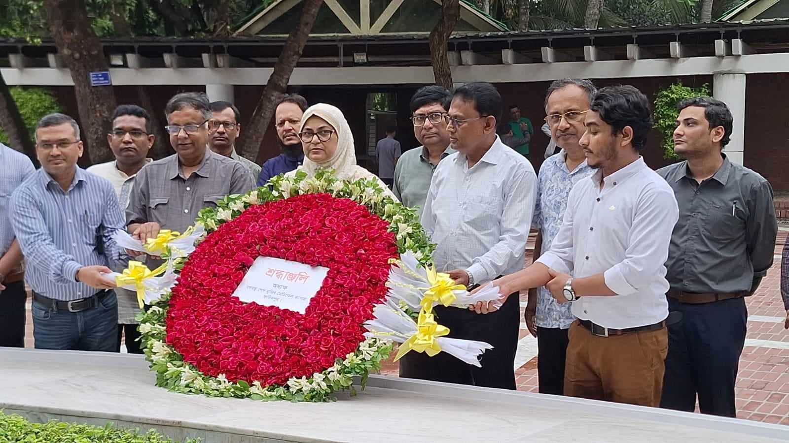 টুঙ্গিপাড়ায় জাতির পিতার সমাধিতে বঙ্গবন্ধু শেখ মুজিব মেডিকেল কলেজের অধ্যক্ষের শ্রদ্ধা