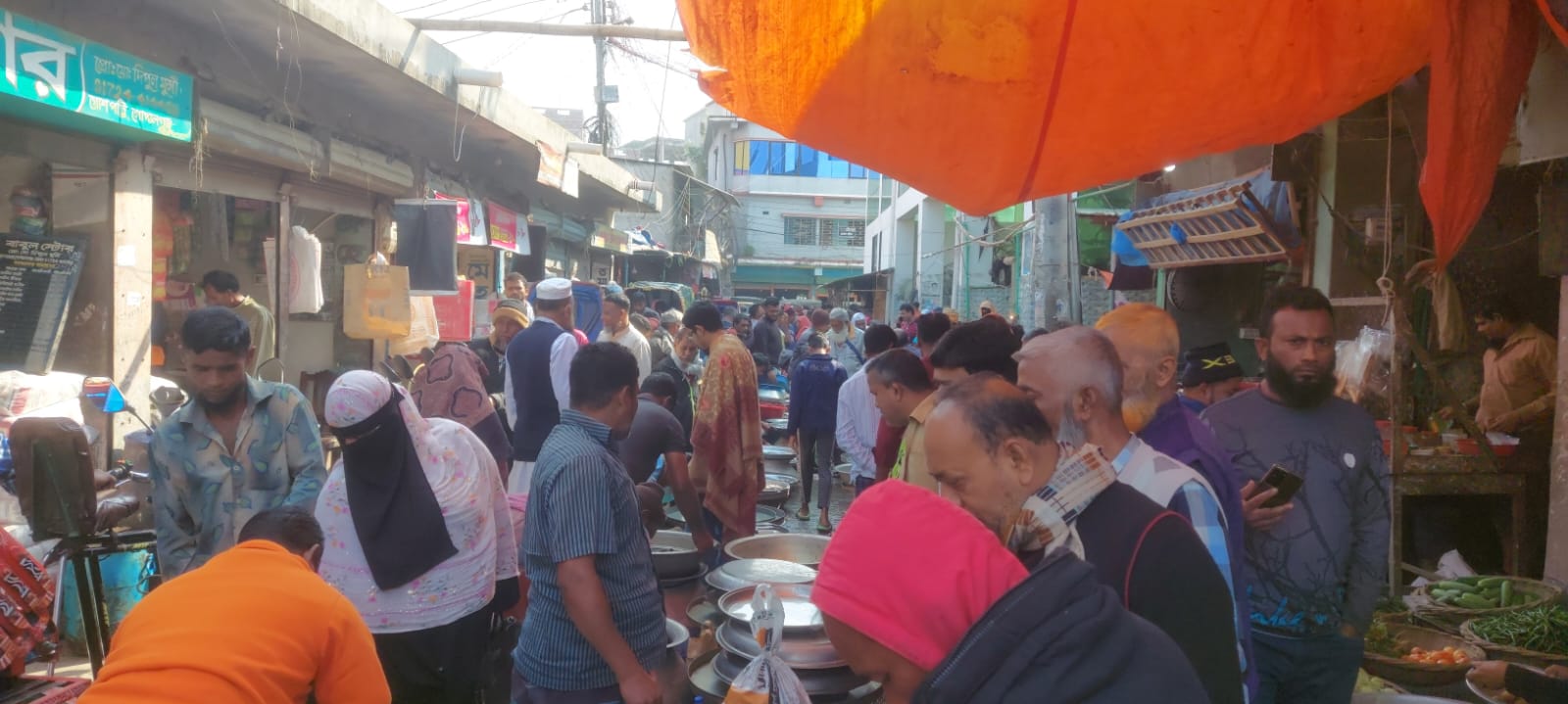 গোপালগঞ্জে বড় বাজারের সড়কে অবৈধ মাছবাজার স্থাপনে ক্রেতা সাধারনের সীমাহীন দুর্ভোগ