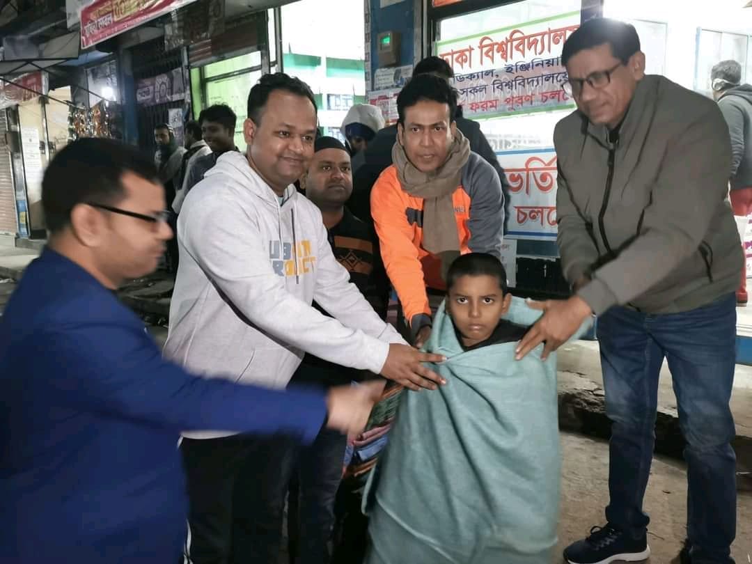 পাবনায় জেলা প্রশাসকের উদ্যোগে দুস্থ, এতিম ও প্রতিবন্ধীদের মাঝে শীতবস্ত্র বিতরণ