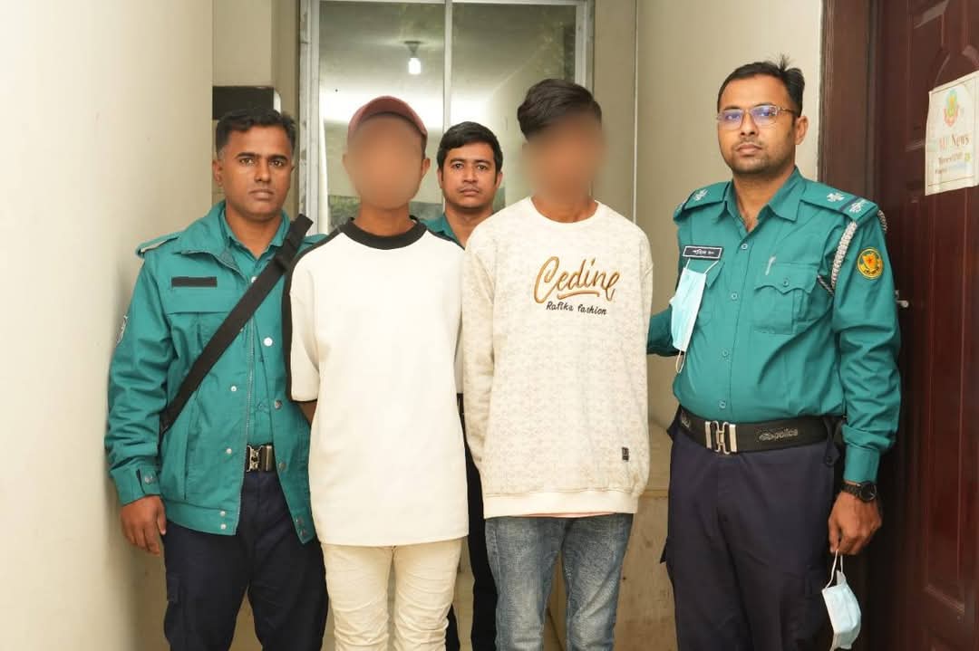 যাত্রাবাড়ী ফ্লাইওভারে ছিনতাইকারীদের হাতে হাফেজ নিহতের ঘটনায় জড়িত দু’জনকে গ্রেফতার করেছে পুলিশ 