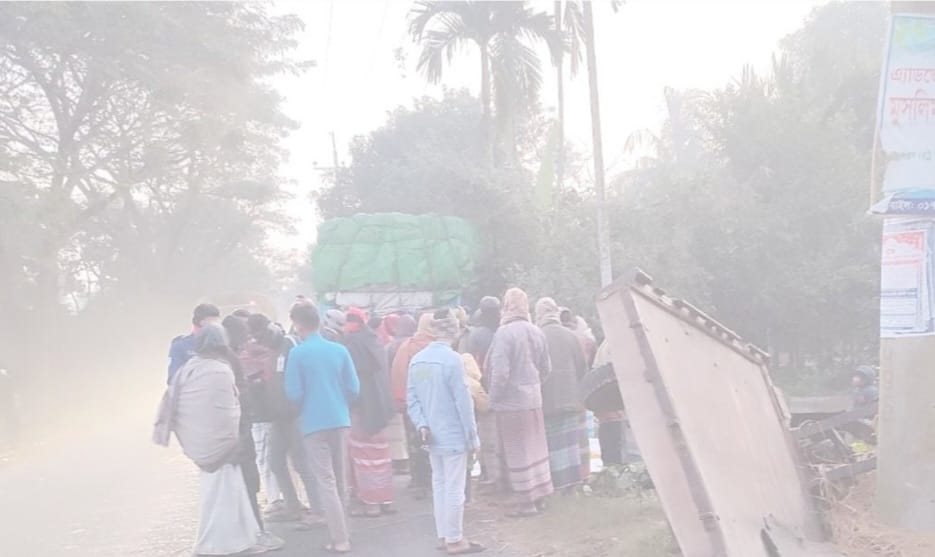 পাবনা সাঁথিয়া ট্রাকের চাপায় তিনজন নিহত : আহত -৫