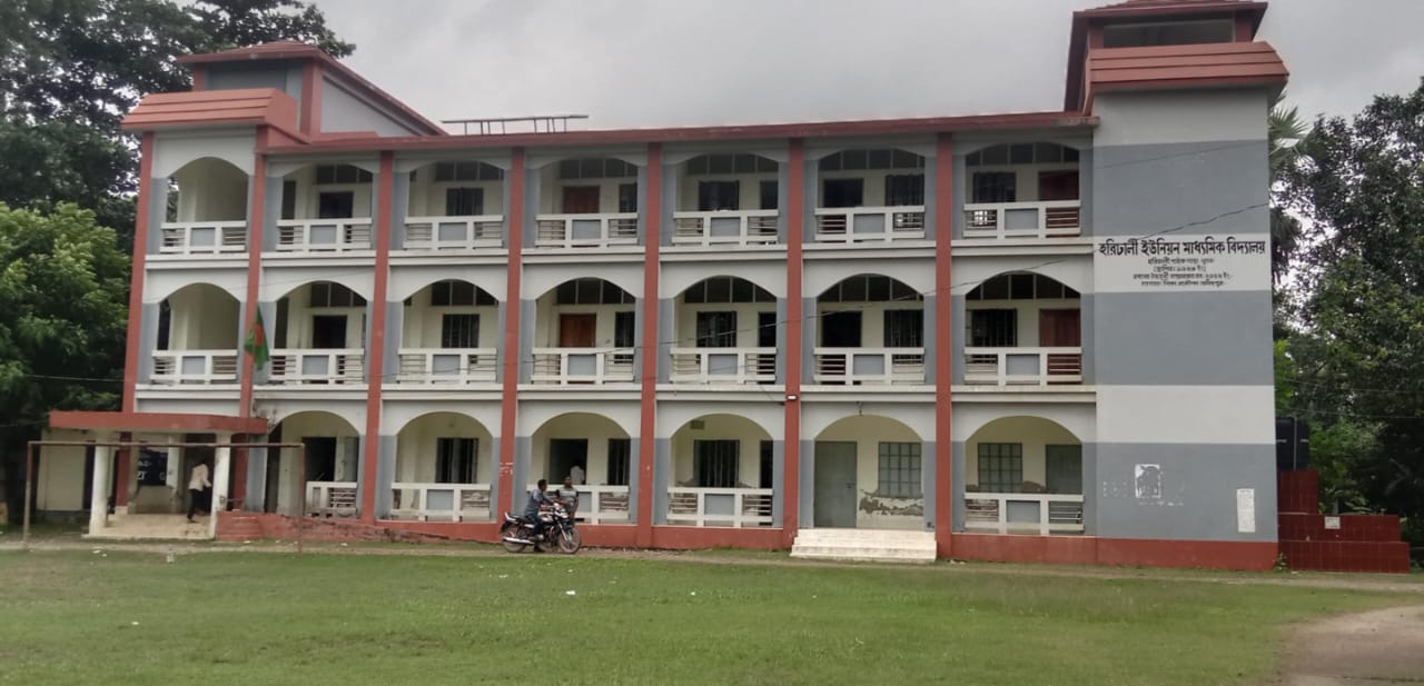 অচলাবস্থা বিদ্যালয়ের : খুলনার পাইকগাছার হরিঢালী ইউনিয়ন মাধ্যমিক বিদ্যালয়ে পরীক্ষা – ক্লাস বর্জন ও আন্দোলন অব্যাহত