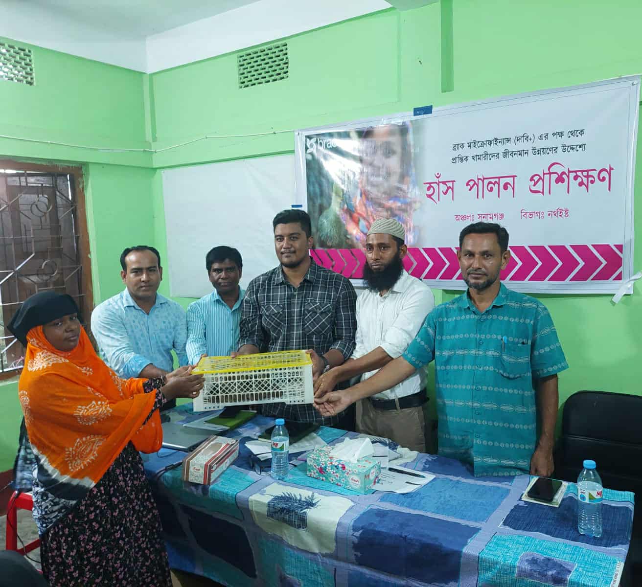 জামালগঞ্জে নারীদের ব্র্যাক’র হাঁস পালন প্রশিক্ষণ ও হাঁস বিতরণ