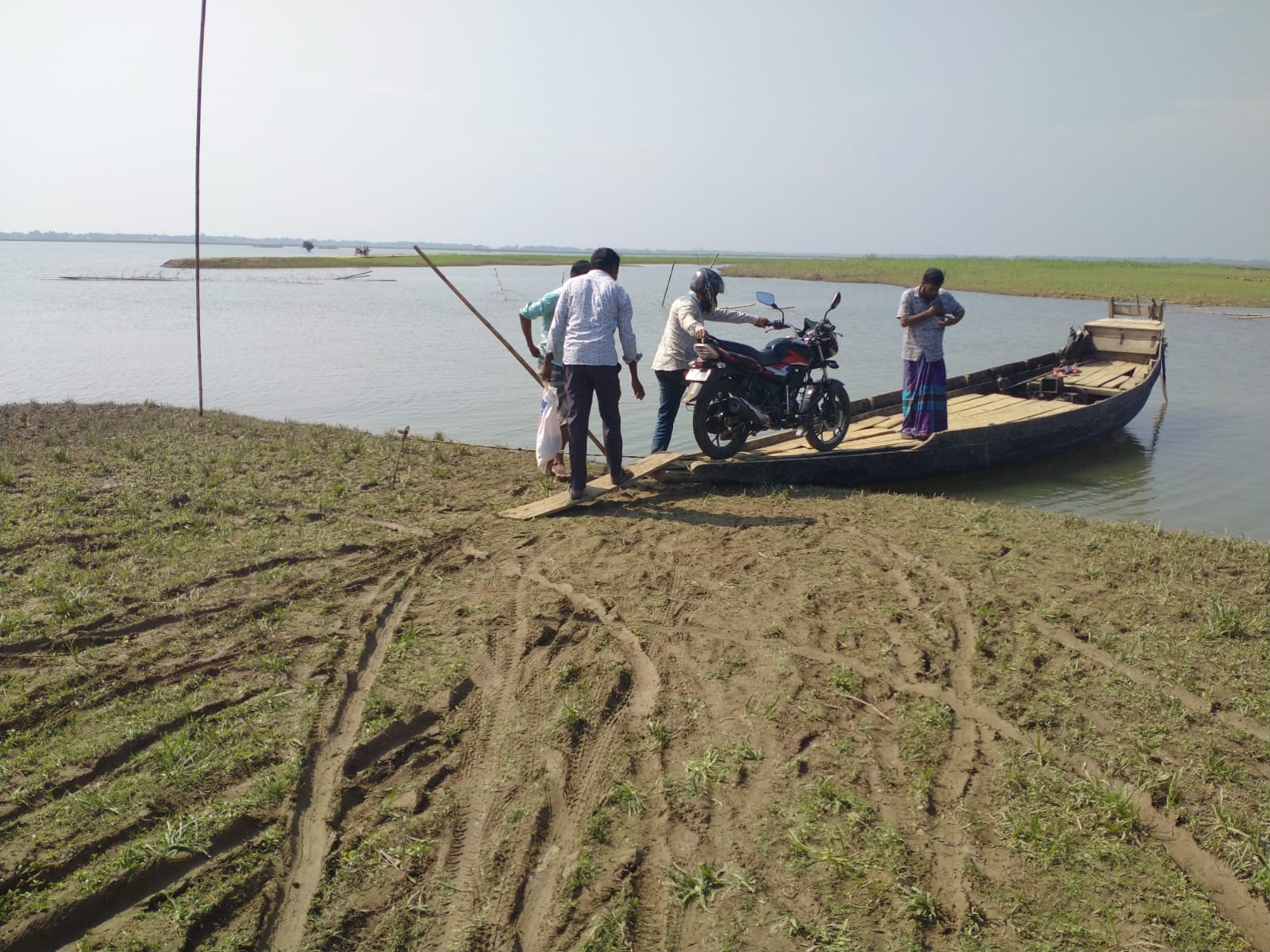 মধ্যনগরে জোরখলার গোদারা পারাপারে উন্মুক্ত করে দিলেন ছাত্রদল নেতা মিনু