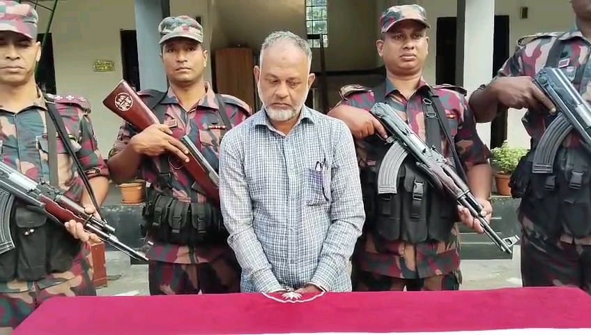যশোরে দুই কোটি টাকার স্বর্ণের বারসহ পাচারকারী আটক
