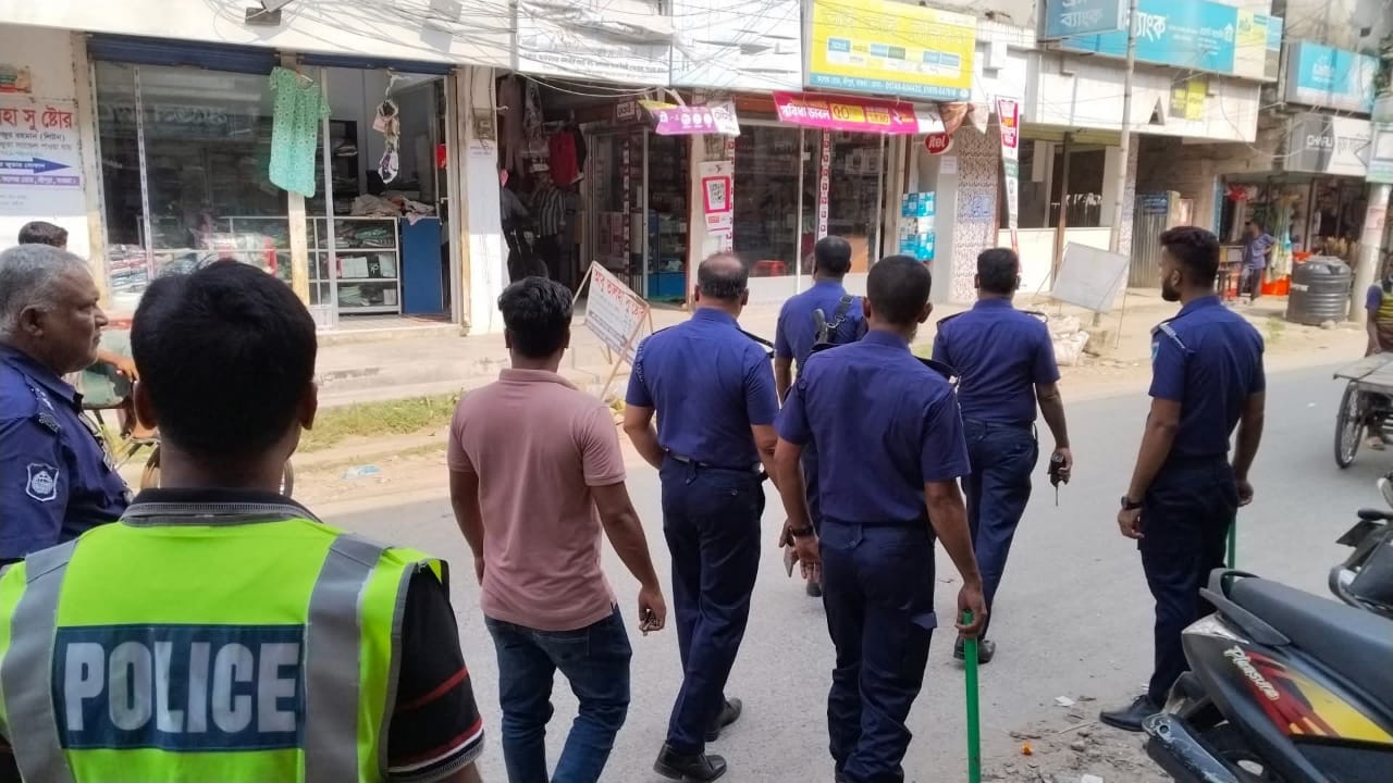 কেউ ফুটপাথ এবং সরকারি জায়গা দখল করে রাখতে পারবেন না বললেন শ্রীপুর থানার ওসি