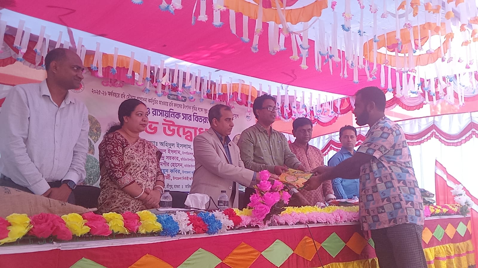 মাগুরার শ্রীপুরে ৪ হাজার ৫২০ জন কৃষকের মাঝে  প্রণোদনার সার ও বীজ বিতরণ 