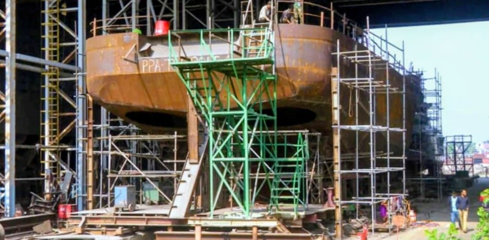 রূপসা তীরে কর্মচাঞ্চল্য একসঙ্গে ২০টি জাহাজ নির্মাণে ব্যস্ত খুলনা শিপইয়ার্ড