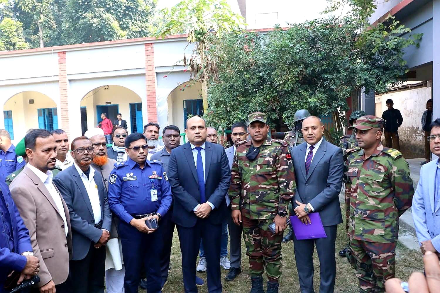 গোপালগঞ্জের মুকসুদপুর উপজেলার বিভিন্ন ভোট কেন্দ্র পরিদর্শনে ডিসি, এসপি ও অস্থায়ী সেনা ক্যাম্প কমান্ডার