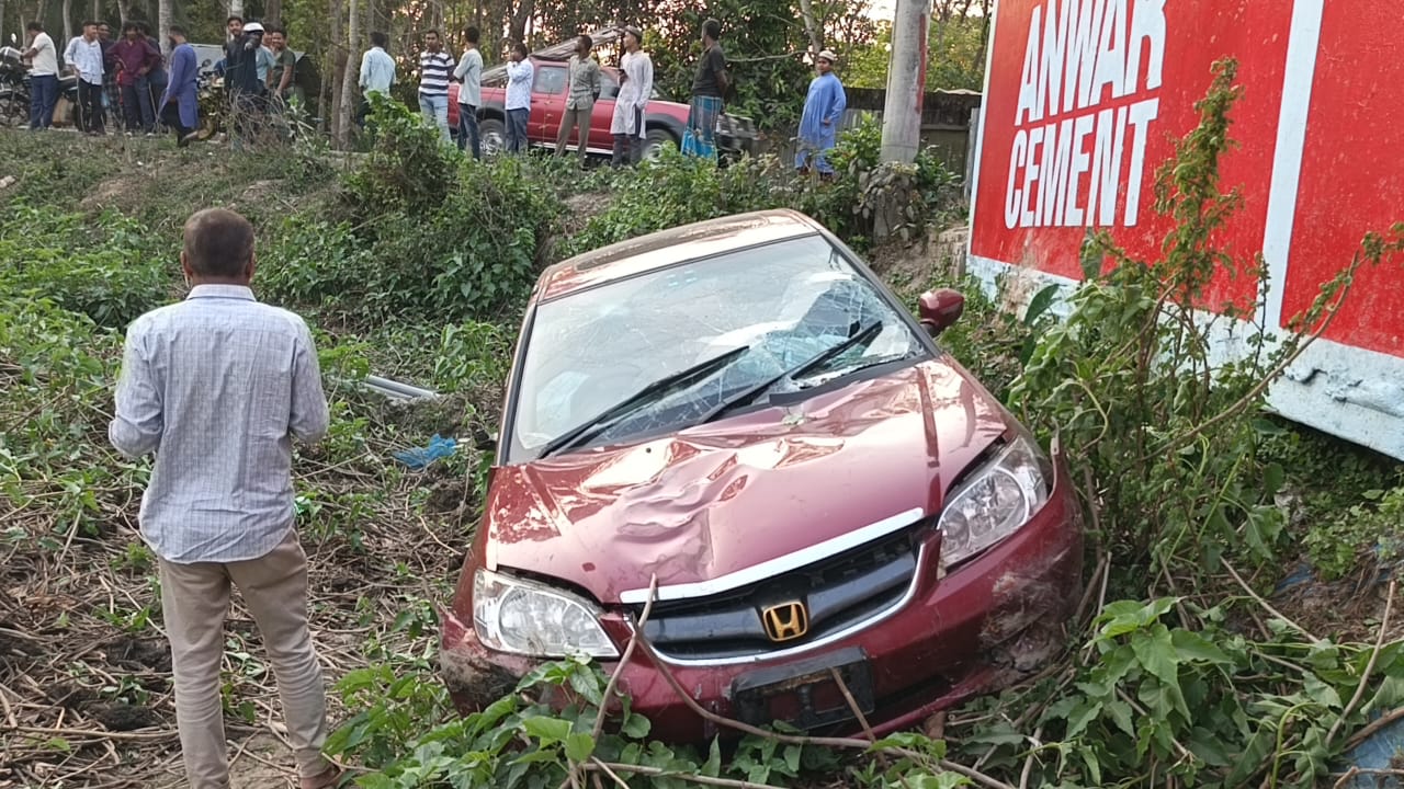 ঝালকাঠিতে নিয়ন্ত্রণ হারিয়ে নৌ কর্মকর্তা’র প্রাইভেট কার খাদে : দেড় বছরের শিশু নিহত