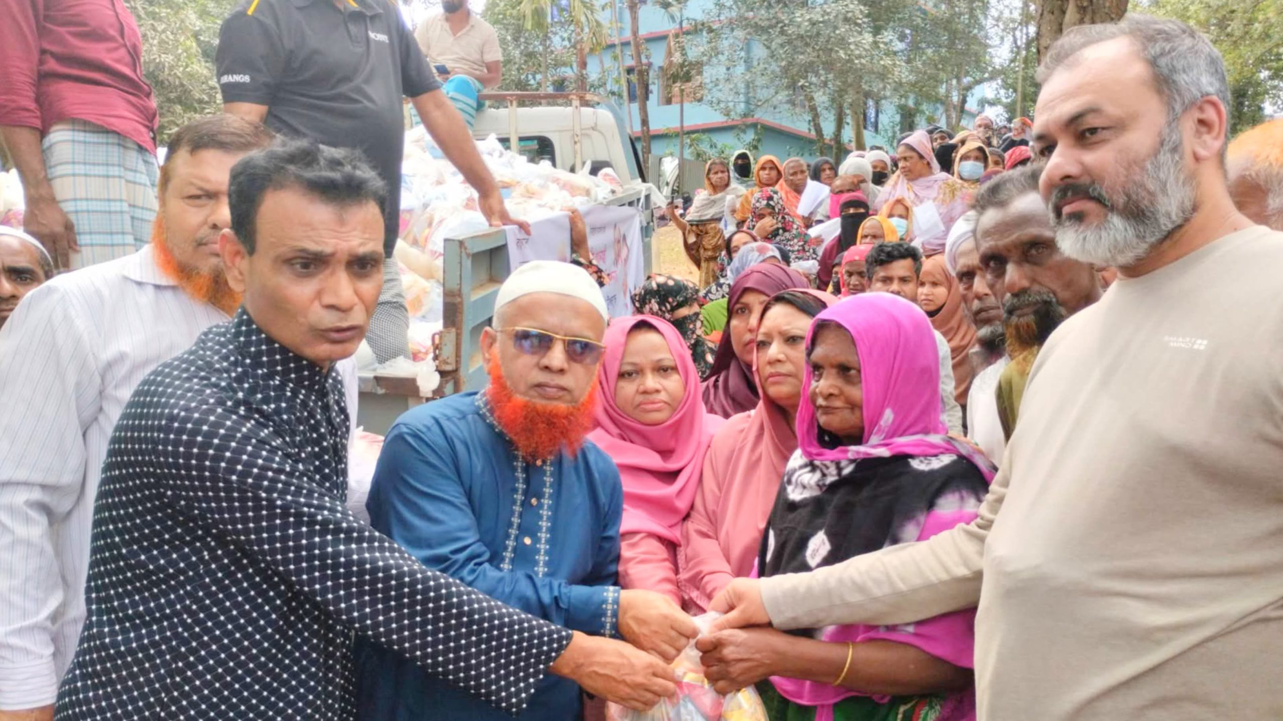 ভালুকায় প্রতি বছরের ন্যায় ঈদ উপহার সামগ্রী নিয়ে পৌরবাসীর পাশে আলহাজ্ব হাতেম খান
