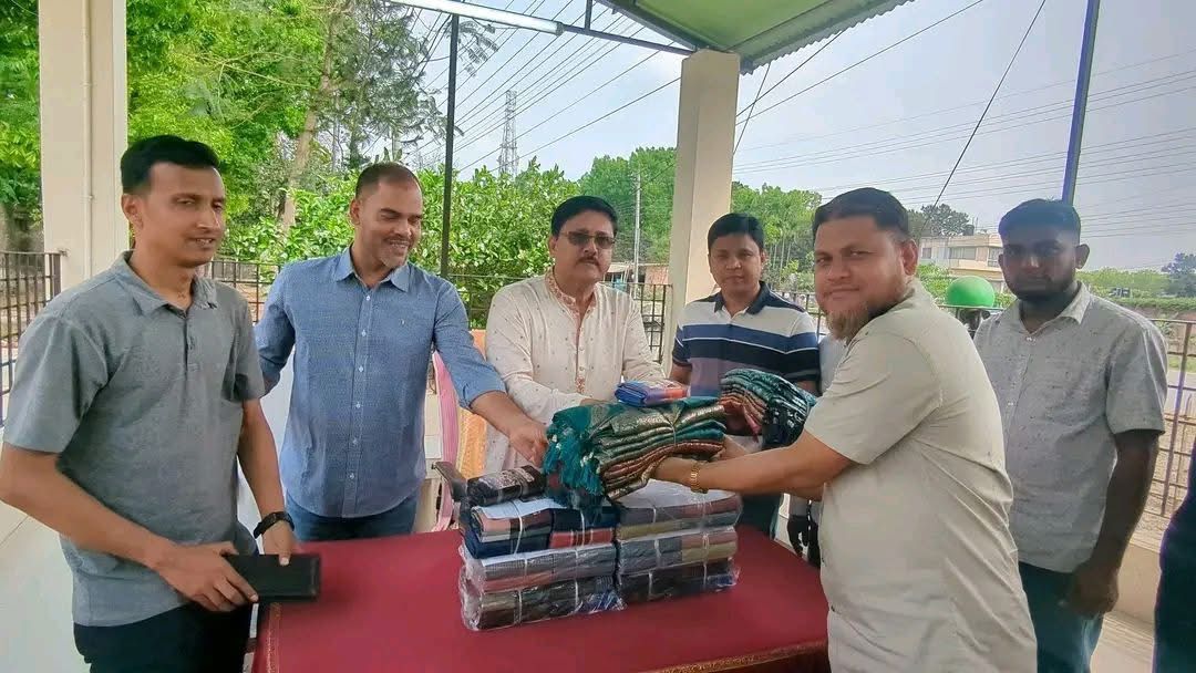 মাগুরা জেলা কারাগারে বন্দীদের জন্য লুঙ্গি ও শাড়ী বিতরণ