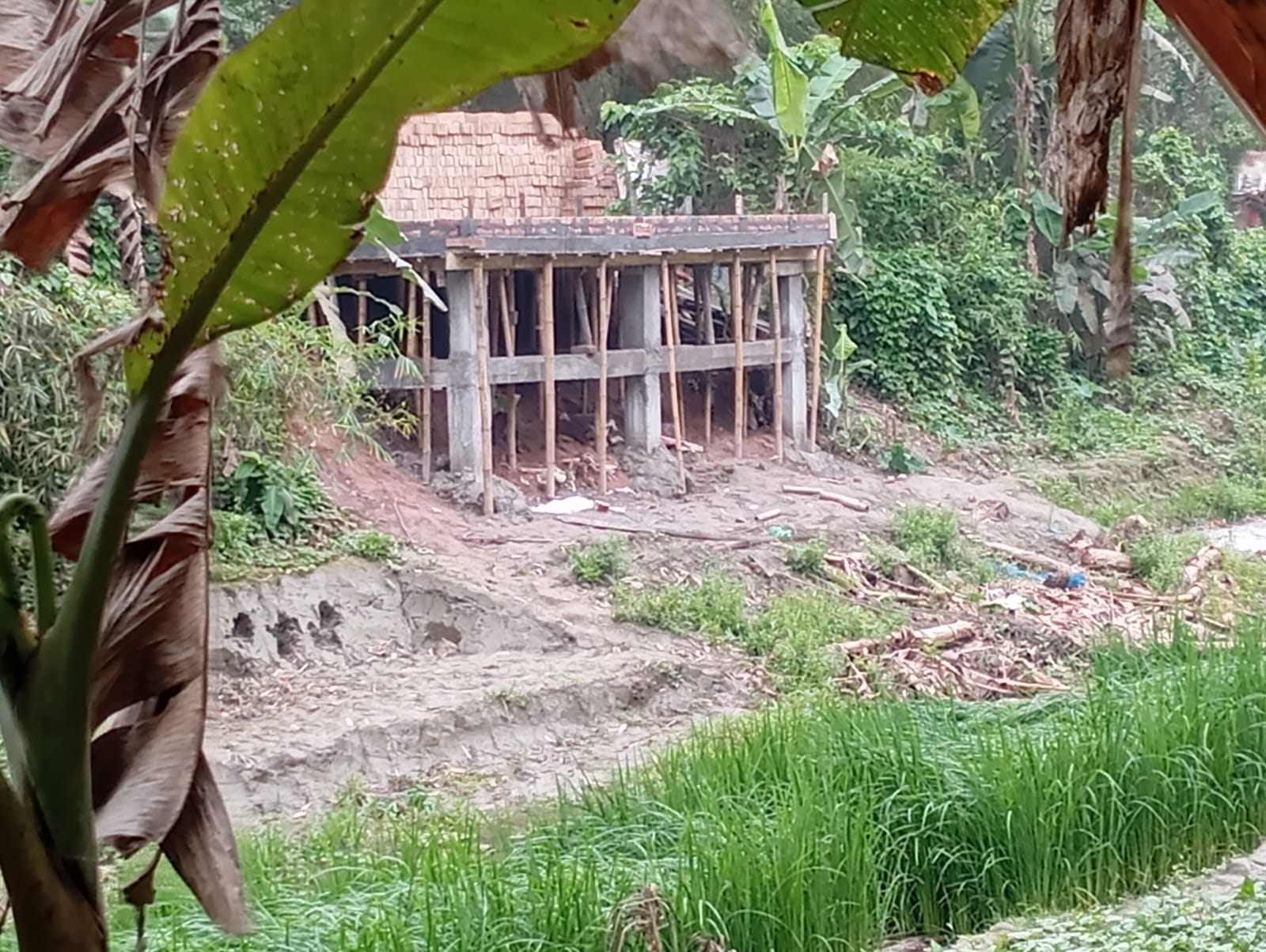 গোপালগঞ্জে খালের মধ্যে পাকা ঘর তৈরি অভিযোগ