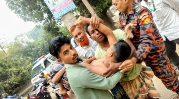 সোজনা পাড়তে গাছে উঠে যুবক অজ্ঞান, উদ্ধার করলো ফায়ার সার্ভিস