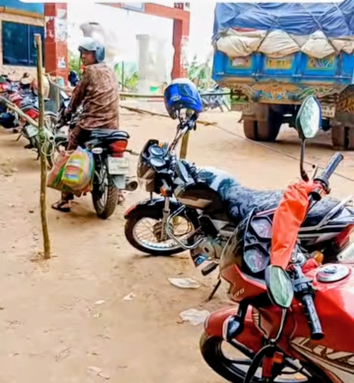 মাগুরার শ্রীপুরে ফিলিং স্টশনে ট্যাগ অফিসার নিয়োগ দেওয়ায় সুষ্ঠুভাবে তেল পাচ্ছেন ক্রেতারা