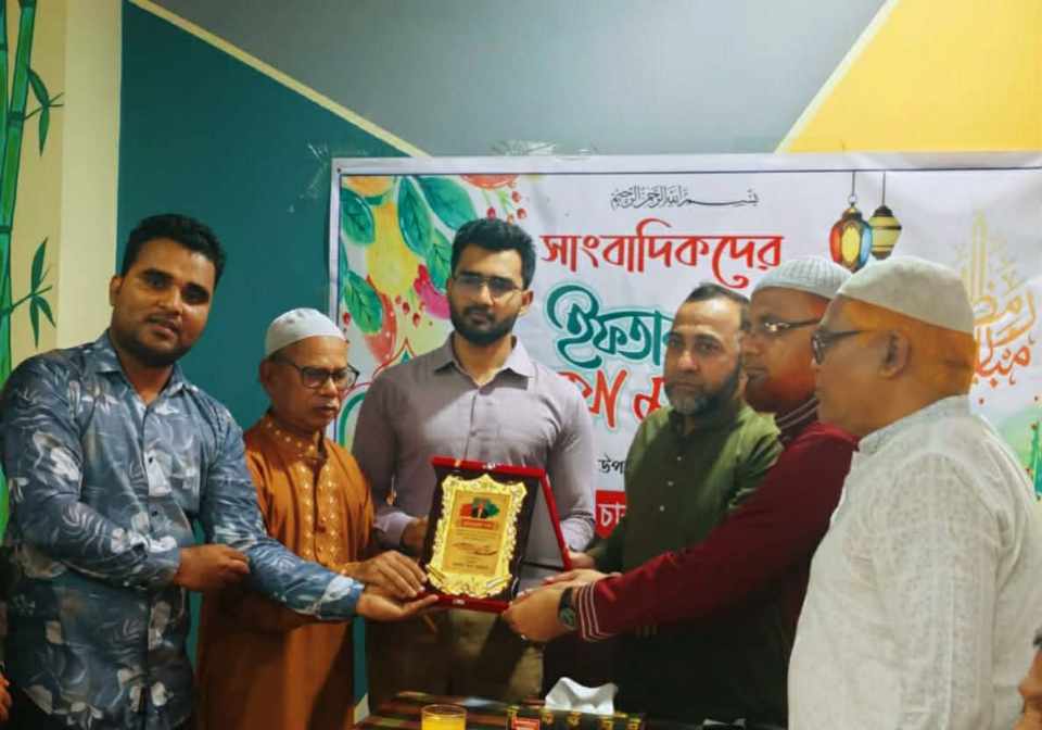 রাজশাহীর চারঘাটে সাংবাদিকদের ইফতার মাহফিল ও সম্মাননা স্মারক প্রদান