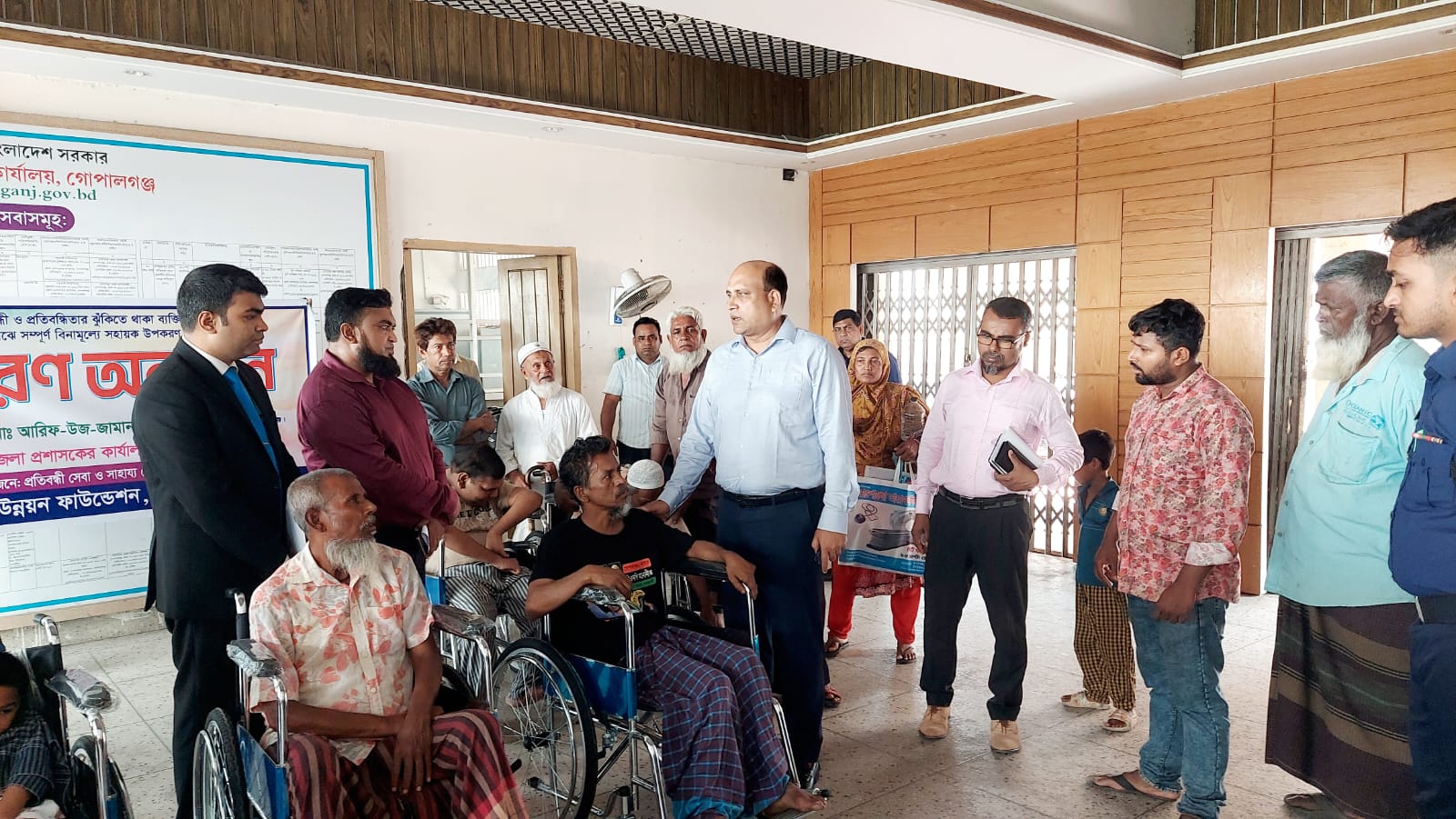 গোপালগঞ্জে প্রতিবন্ধীদের মাঝে হুইল চেয়ার ও হেয়ারিং এইড বিতরণ করলেন ডিসি মোঃ আরিফ- উজ-জামান