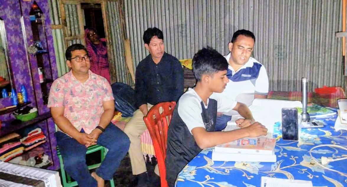 পড়াশোনার খোজ খবর নিতে এসএসসি পরীক্ষার্থীদের বাড়িতে শ্রীপুর নির্বাহী অফিসার মো: নাজমুল ইসলাম
