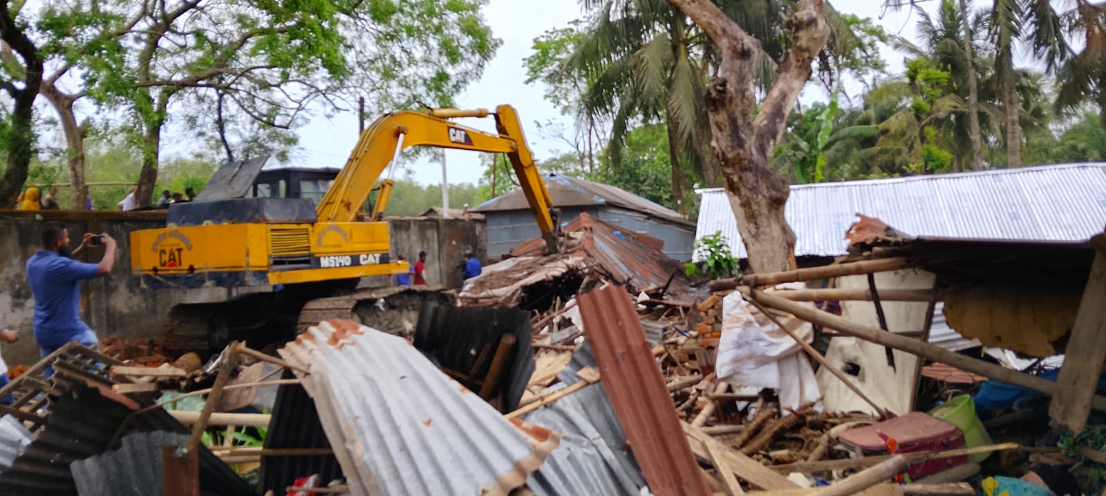 পাইকগাছায় পানি উন্নয়ন বোর্ডের জায়গার অবৈধ ৫০টি পরিবারের স্থাপনা উচ্ছেদ 