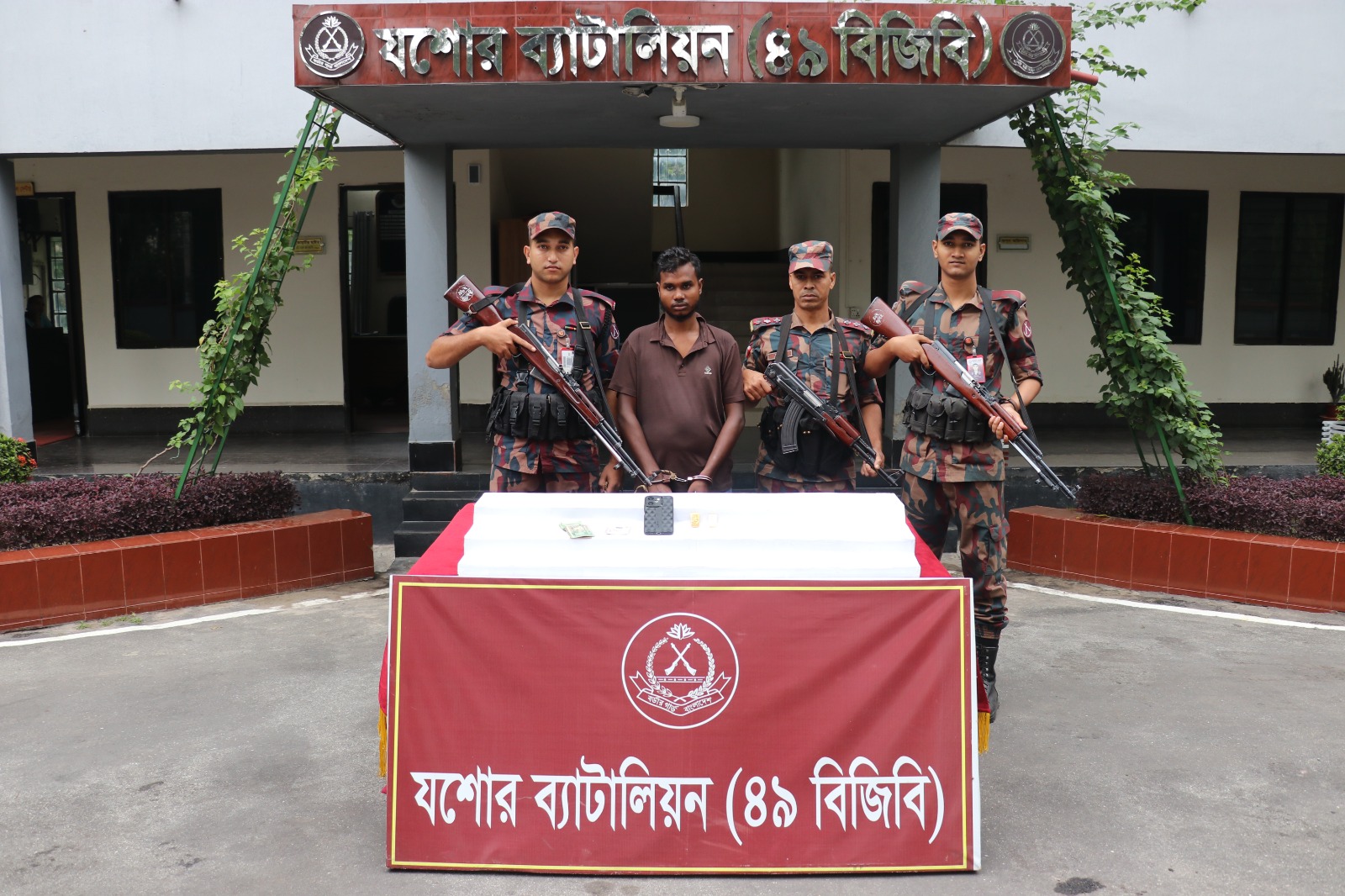 যশোরে ৪৫ লাখ টাকার স্বর্ণের বারসহ পাচারকারী আটক