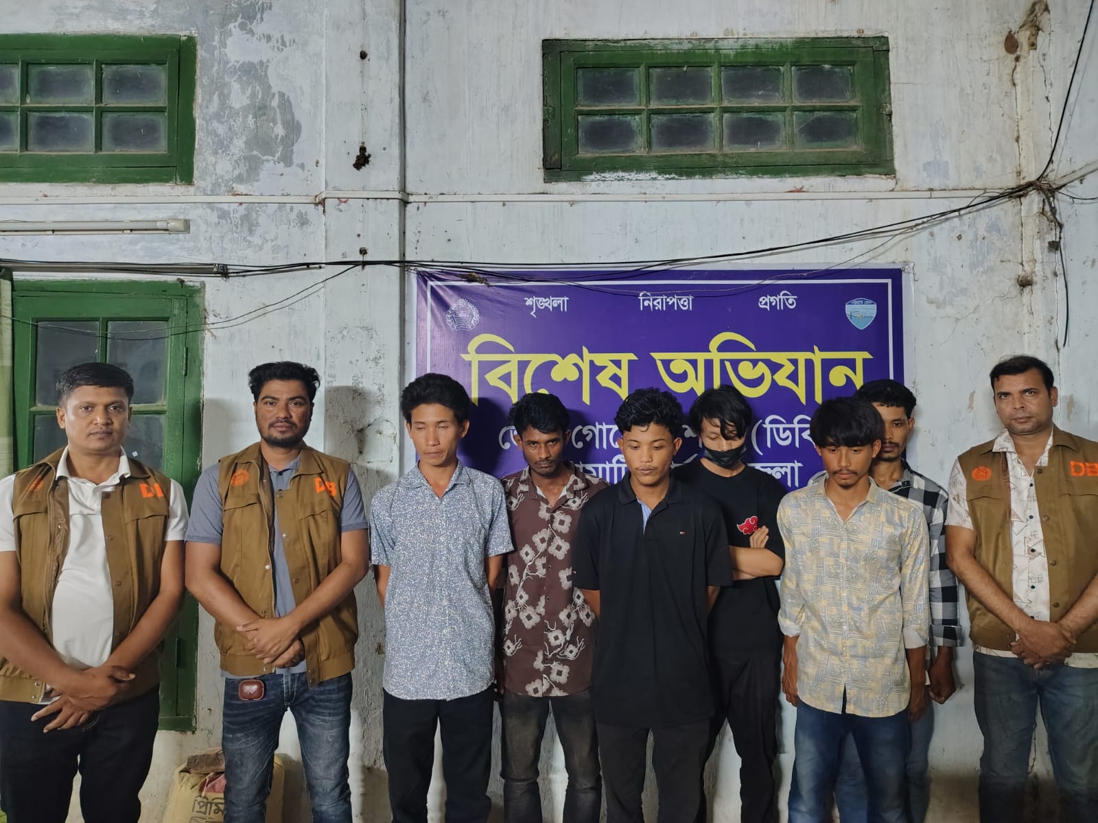 রাঙামাটির রিজার্ভ বাজারে ডিবি পুলিশের ঝটিকা অভিযান : ৬ মাদকসেবী আটক