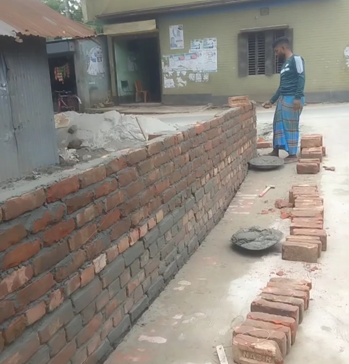 টুঙ্গিপাড়ায় সরকারি জমিতে পাকা স্থাপনা নির্মাণের অভিযোগ, অবগত হ‌ওয়ার পরেও নীরব প্রশাসন