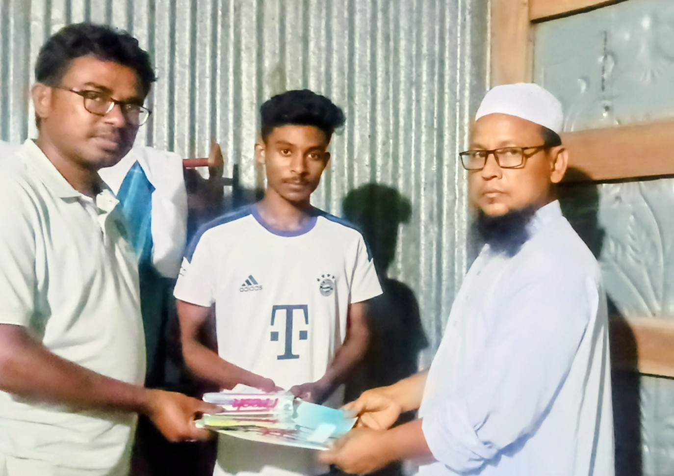 পরীক্ষার্থীদের বাড়ি বাড়ি গিয়ে উৎসাহ দিচ্ছেন তখলপুর মাদ্রাসার সভাপতি