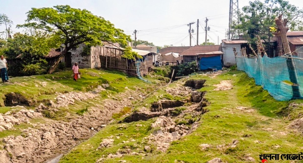 ডুমুরিয়ায় খাল খনন প্রকল্পে অনিয়মের অভিযোগ, তদন্তের দাবি এলাকাবাসীর