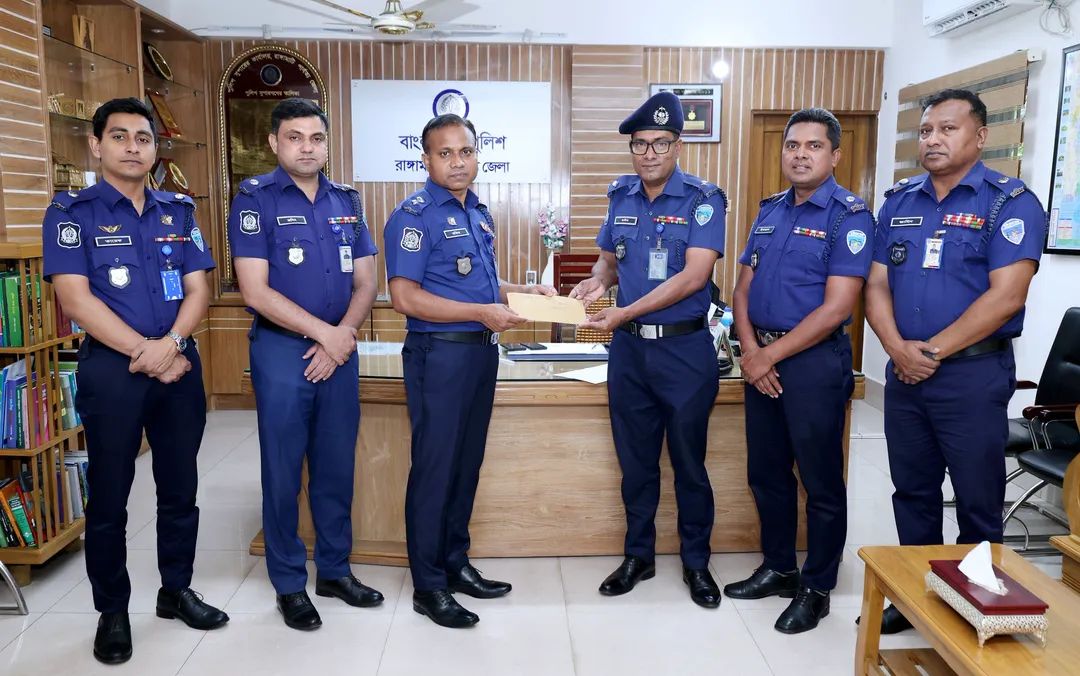 ইনচার্জকে বিশেষ পুরস্কার প্রদান