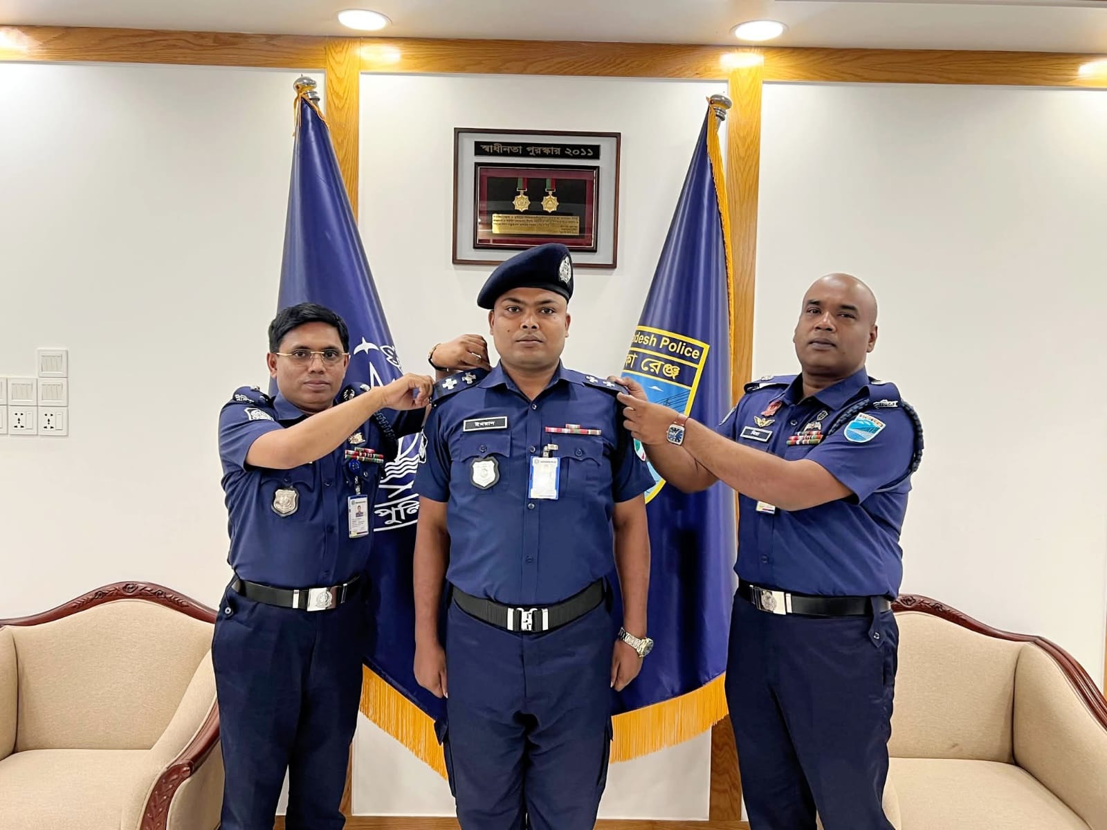 গোপালগঞ্জে পদোন্নতি প্রাপ্ত পুলিশ অফিসারকে র‌্যাংক ব্যাজ পরিয়ে দিলেন পুলিশ সুপার মোঃ হাবিবুল্লাহ