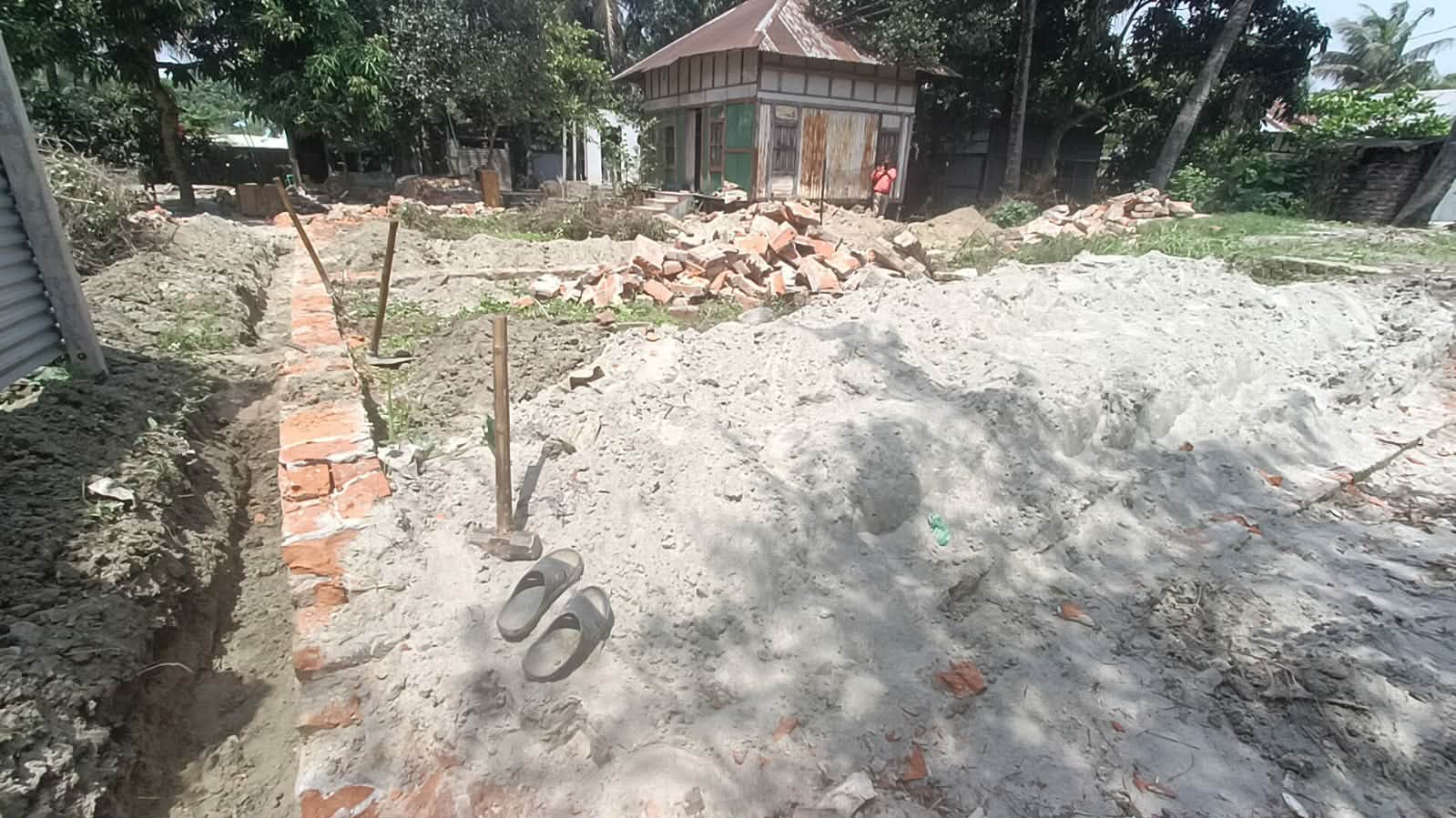 মুন্সীগ‌ঞ্জে আদাল‌তের নিষেধাজ্ঞা উপেক্ষা করে দখল তাণ্ডব : বিএনপি নেতার বিরুদ্ধে থানায় অভিযোগ