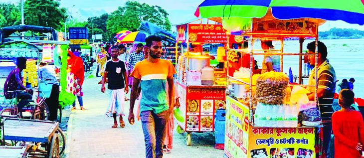 খুলনা মহানগরীর সাত নম্বর ঘাটে ঘুরতে এসে প্রতি নিয়ত বিড়ম্বনার স্বীকার হচ্ছে দর্শনার্থীরা