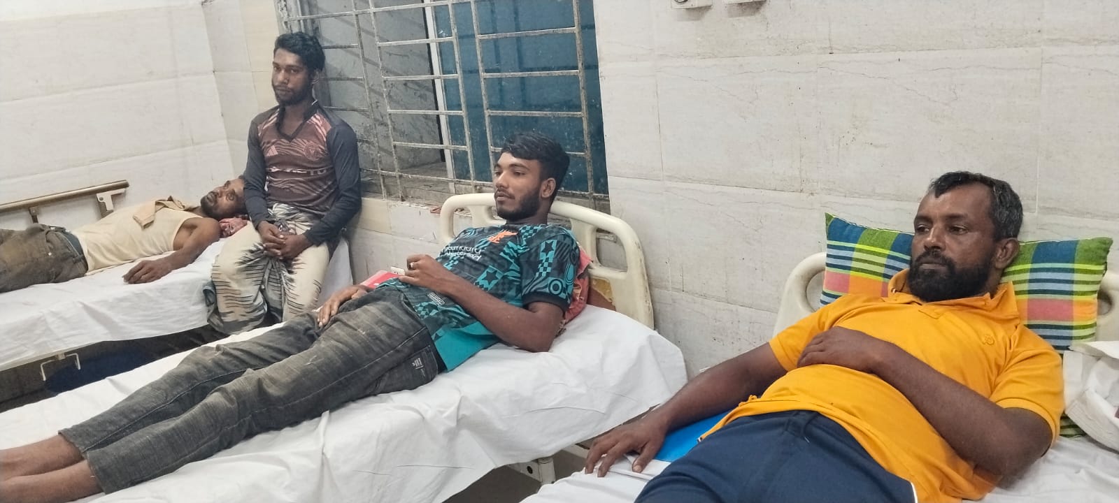 কোটালীপাড়া চাঁদার টাকা না পেয়ে মারুফ বাহিনীর হামালায় চার শ্রমিক আহত