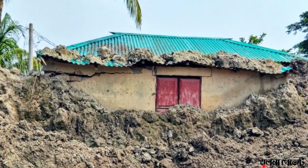 নদী খননের মাটিতে চাপা পড়ার শঙ্কা, ডুমুরিয়ার আশ্রয়ণ প্রকল্পে শতাধিক পরিবারের মানবেতর জীবন