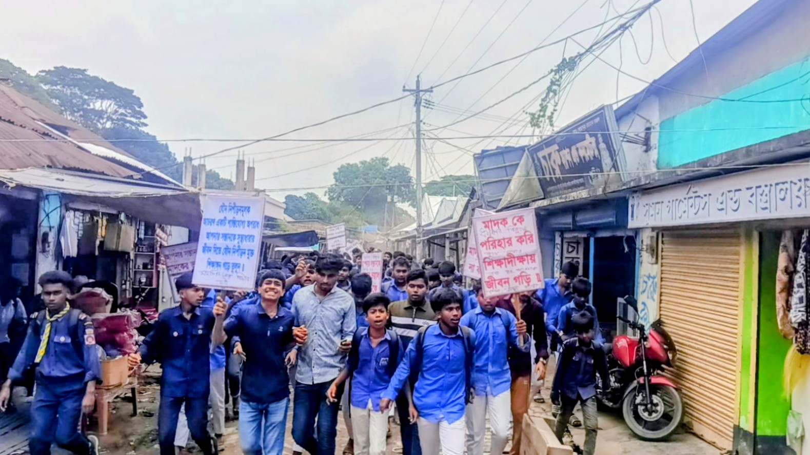 মাগুরায় শ্রীপুর ছাত্রীকে শ্লীলতাহানির অভিযোগ : শিক্ষক মহসিন বিশ্বাসের অপসারণ দাবিতে উত্তাল বিদ্যালয়