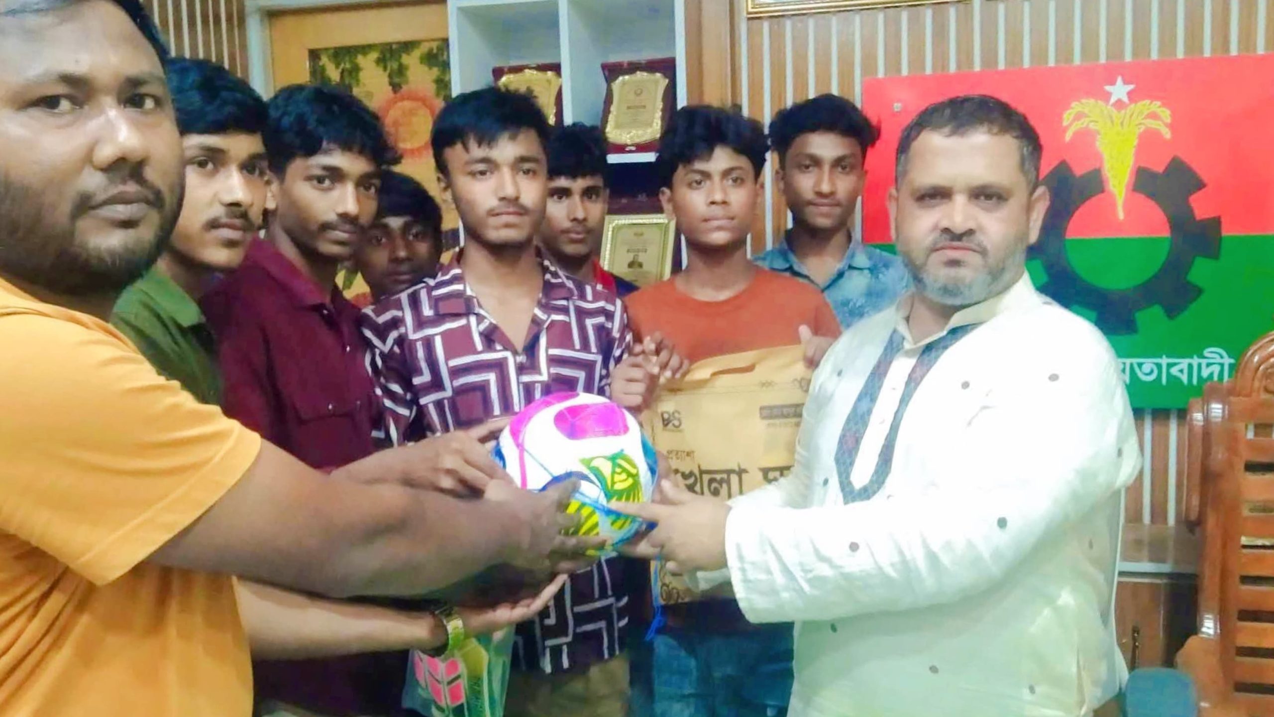 মাদকমুক্ত হবিরবাড়ী গড়তে তরুণদের মাঝে ফুটবল উপহার দিলেন চেয়ারম্যান পদপ্রার্থী আলহাজ্ব জিয়াউর রহমান জিয়া