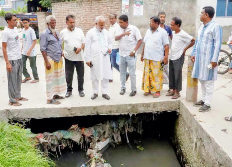 পানি নিষ্কাশনের প্রতিবন্ধকতা চিহ্নিত করতে নগরীর বিভিন্ন এলাকা পরিদর্শনে কেসিসি প্রশাসক