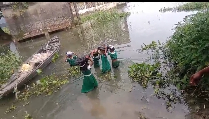 হাওরাঞ্চলে বর্ষায় শিক্ষা ব্যবস্থা মরণ দশার চিত্র
