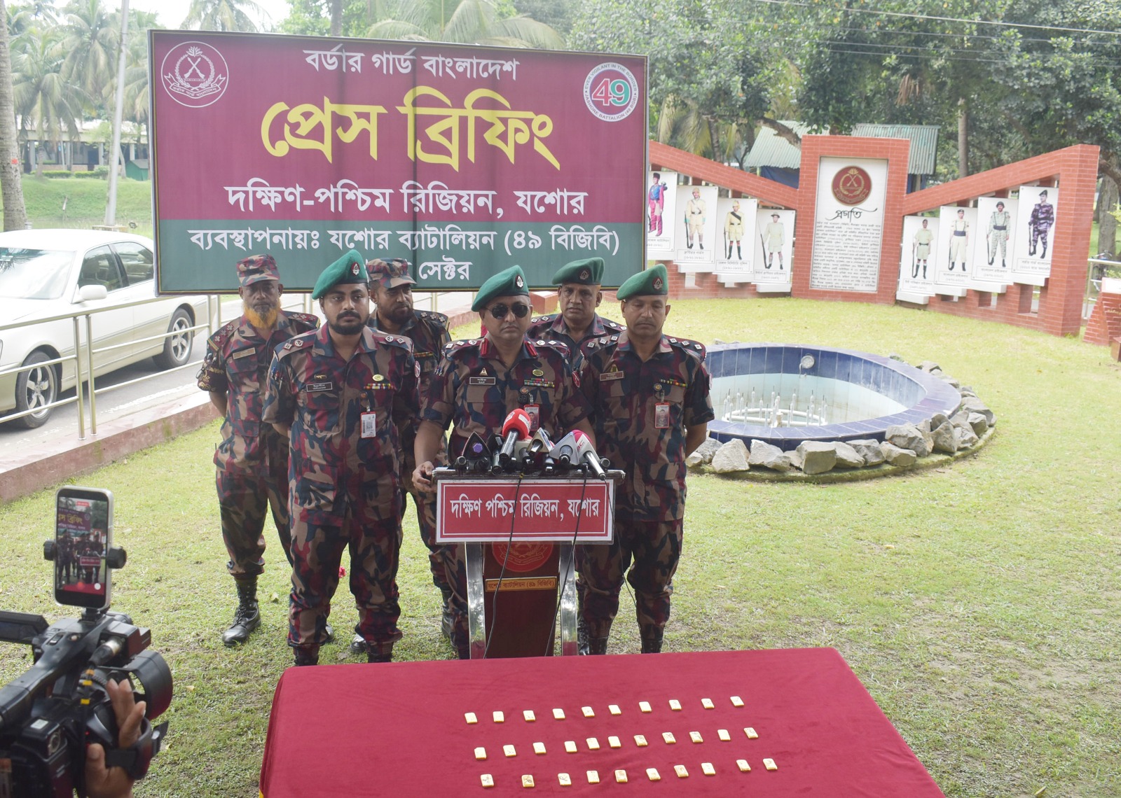 যশোরে প্রায় পৌনে ৮ কোটি টাকার স্বর্ণ ও প্রাইভেট কারসহ দুই চোরাকারবারি আটক
