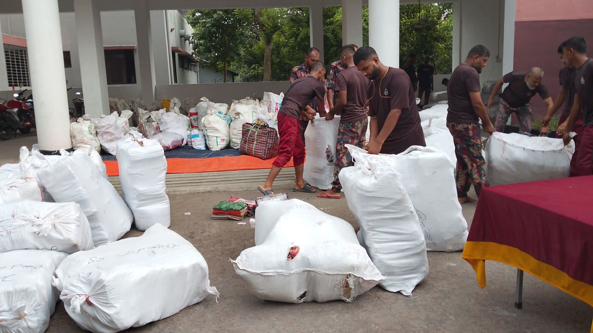 প্রধানমন্ত্রীর ত্রাণ ভাণ্ডারের আড়ালে কোটি টাকার পণ্য পাচার: বেনাপোলে কাস্টমস কর্মকর্তাসহ আটক ৩