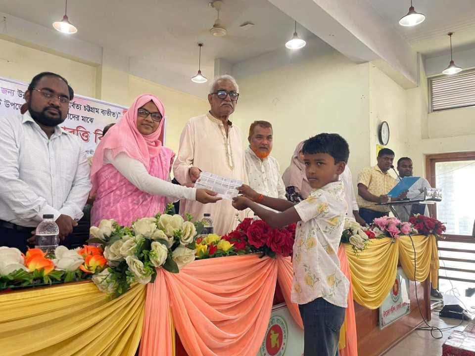 রাজশাহীর চারঘাটে ক্ষুদ্র নৃগোষ্ঠীদের মাঝে বাইসাইকেল, সেলাই মেশিন ও শিক্ষাবৃত্তি বিতরণ