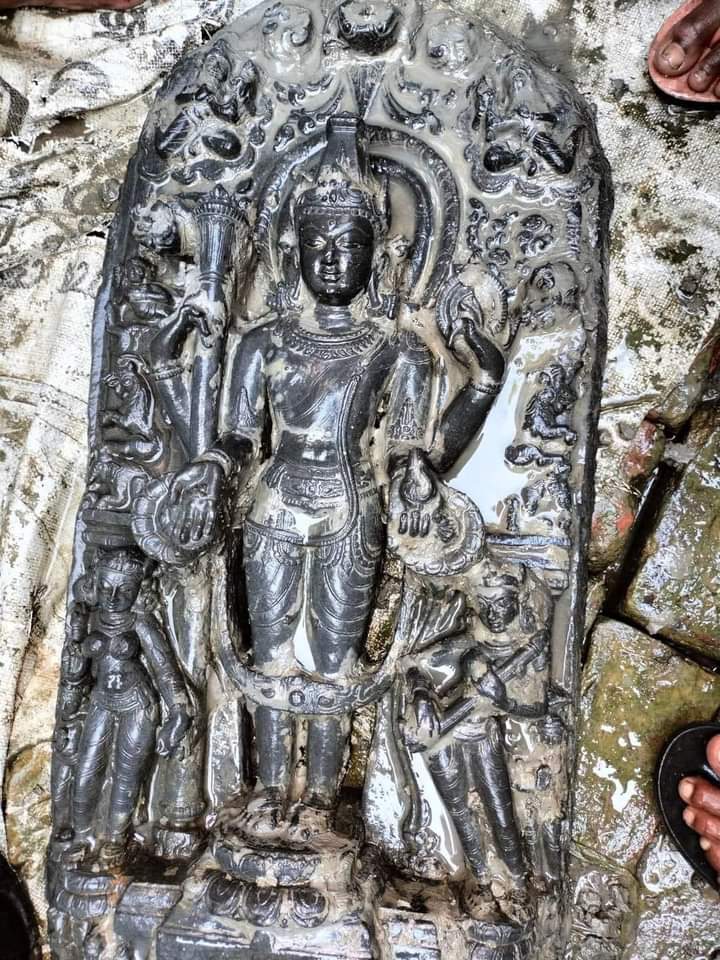 রাজশাহীর দুর্গাপুরে একটি কষ্টিপাথরের মূর্তি উদ্ধার