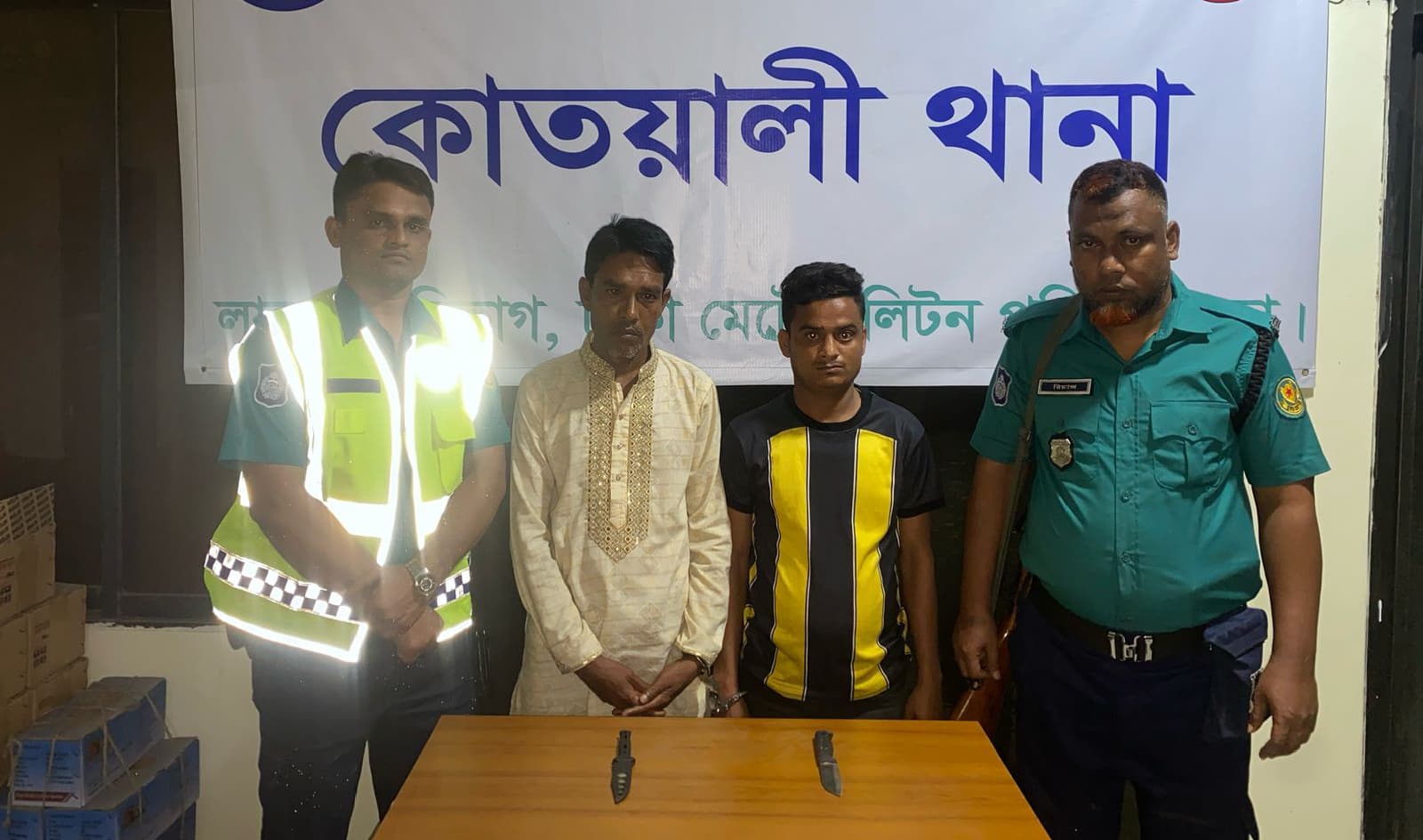 ছিনতাইয়ের প্রস্তুতিকালে দেশীয় অস্ত্রসহ গ্রেফতার দুই ছিনতাইকারী