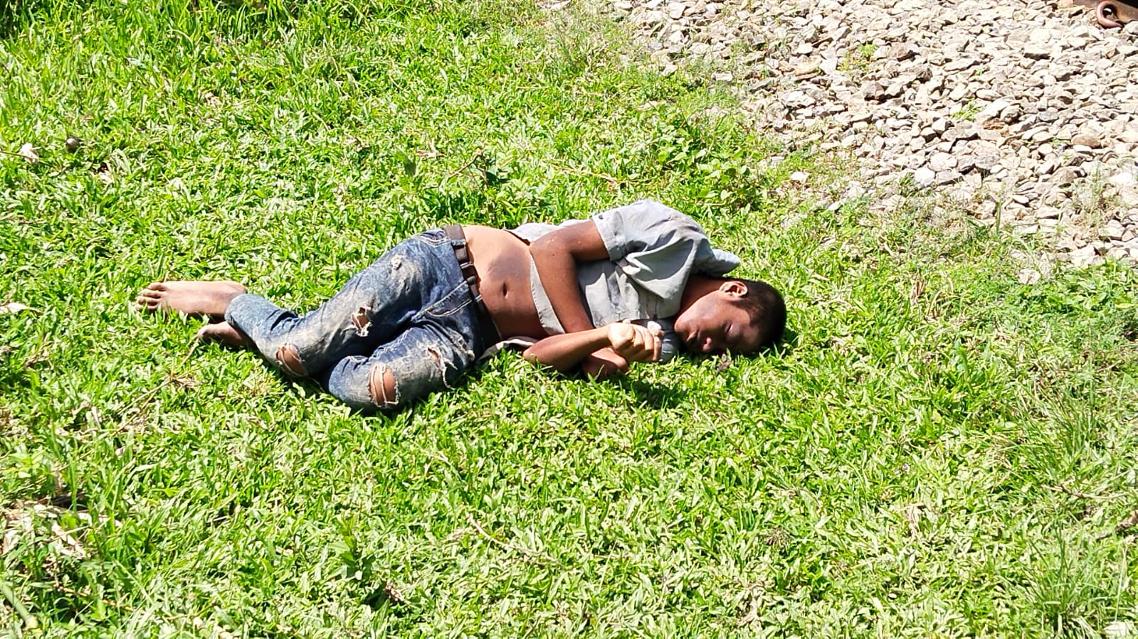 নরসিংদির রায়পুরায় রেললাইনের পাশ থেকে কিশোরের লাশ উদ্ধার