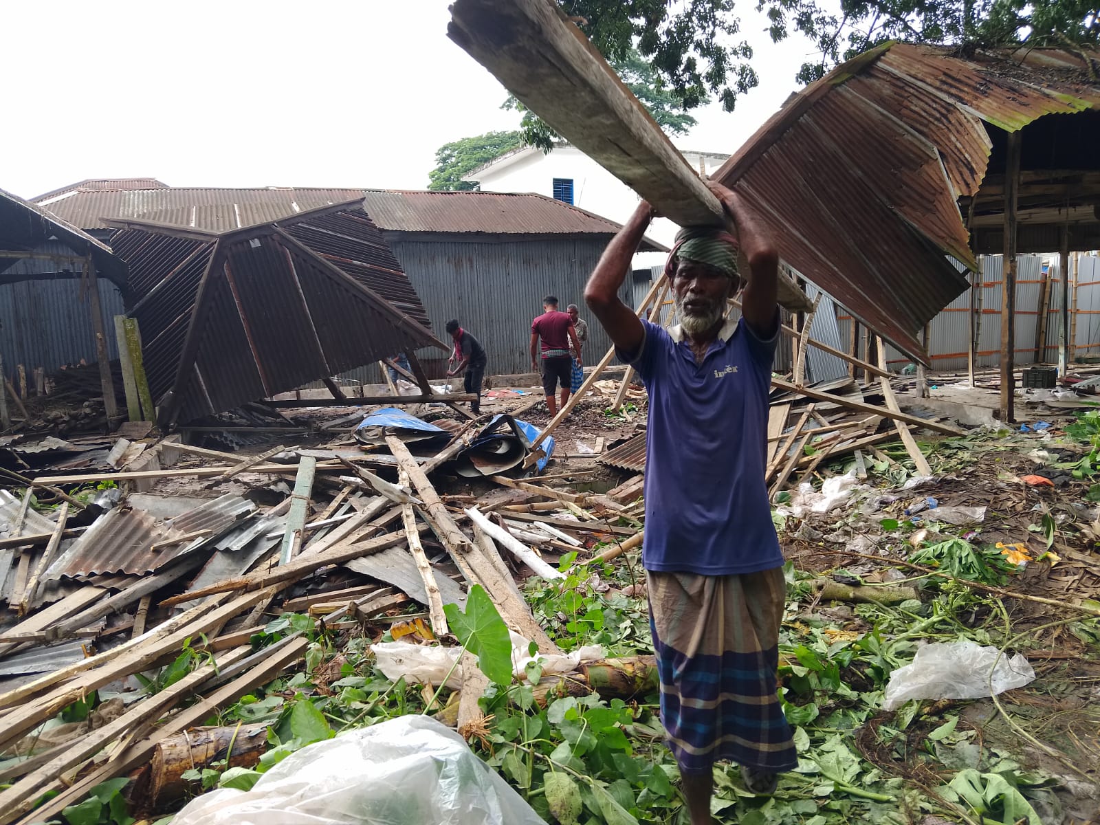 দীর্ঘ ৯০ বছর পর বেদখলে থাকা জমি বুঝে পেল মুকসুদপুর থানা পুলিশ