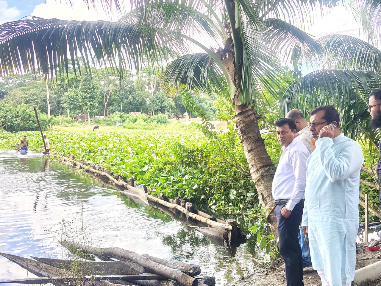কোটালীপাড়া ইউএনওর উদ্যোগে খালের বাঁধ অপসারণ
