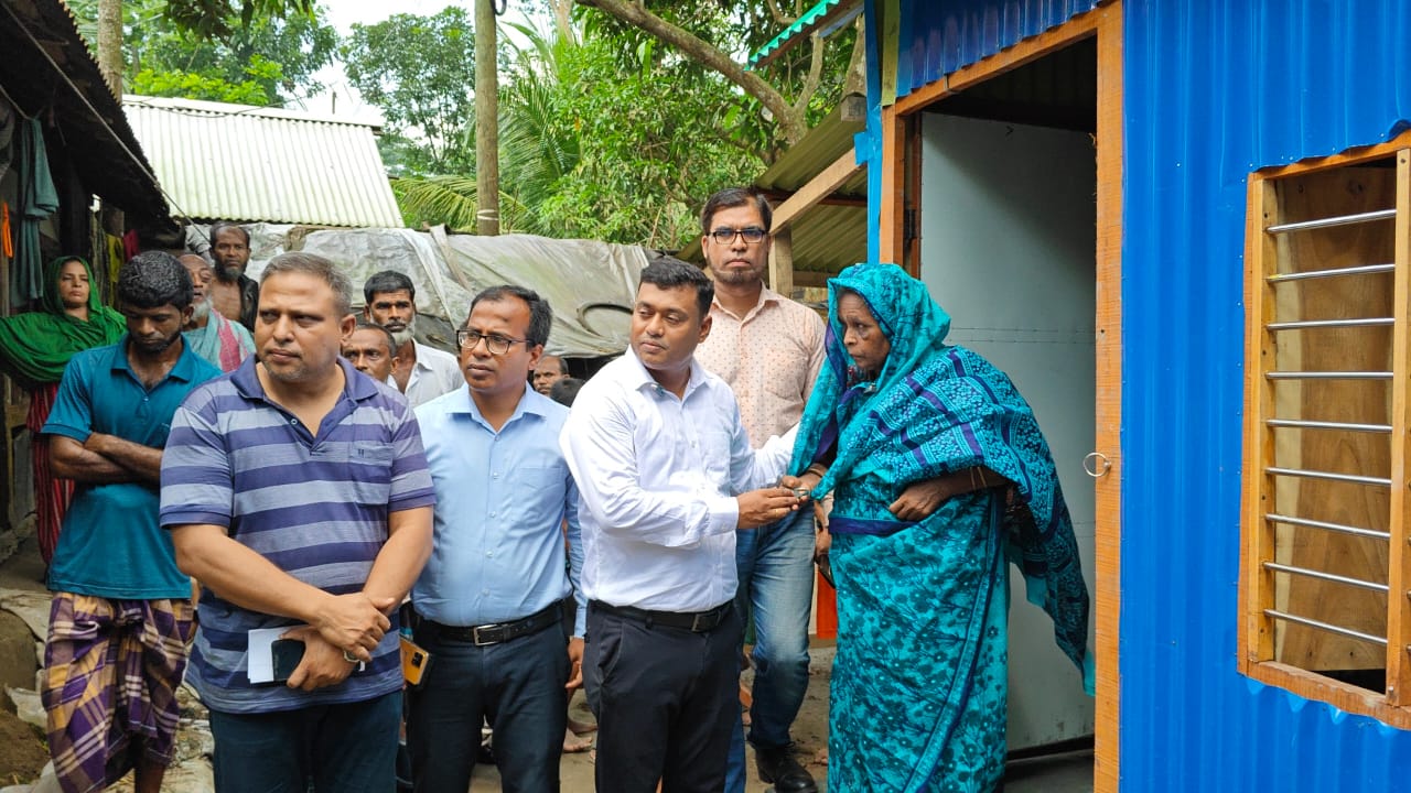 কোটালীপাড়ায় ইউএনওর দেওয়া রঙিন ঘরে অসহায় সোনাবানের মুখে সুখের হাসি