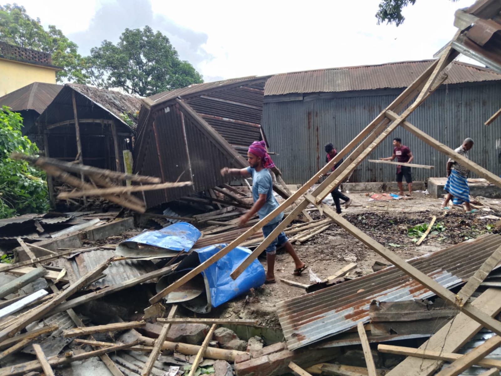 ৯০ বছর পর বেদখল থাকা জমি বুঝে পেল মুকসুদপুর থানা পুলিশ 