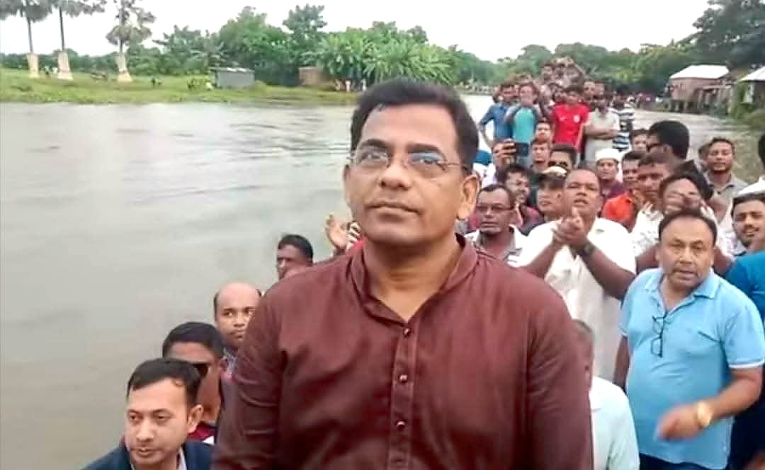 কাশিয়ানীতে বিজয়া দশমীতে আয়োজিত নৌকা বাইচ অনুষ্ঠানে প্রধান অতিথি হিসেবে উপস্থিত ছিলেন বিএনপি নেতা সেলিমুজ্জামান সেলিম