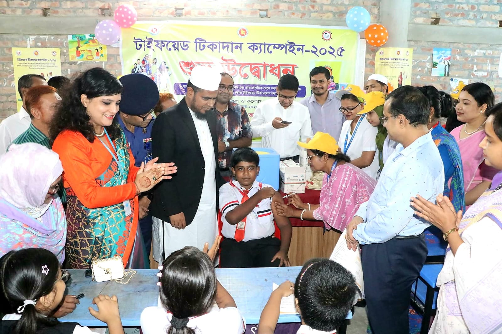 গোপালগঞ্জে টাইফয়েড টিকাদান ক্যাম্পেইনের শুভ উদ্বোধন করলেন ডিসি মুহম্মদ কামরুজ্জামান